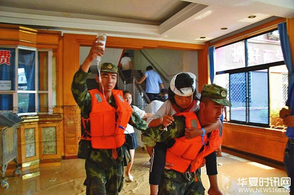 陕西省榆林市暴雨成灾公安民警及武警部队闻警即动众志成城抢险救援