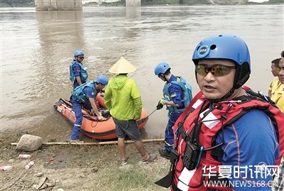 一男子连人带车沉入江中 近百位志愿者搜寻两天无果