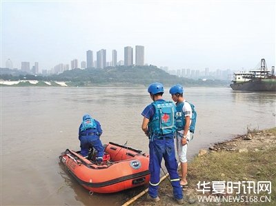 一男子连人带车沉入江中 近百位志愿者搜寻两天无果