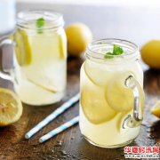 女士长期喝柠檬水 到底好不好?