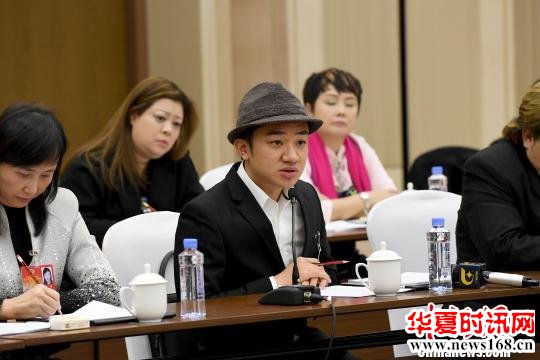 图为王祖蓝在广西壮族自治区政协十二届一次会议小组讨论中发言。　俞靖 摄