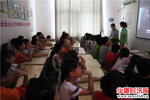 不忘初心，追逐梦想——西外大青年志愿者总队赴郑州暑期实践团组织观影活动