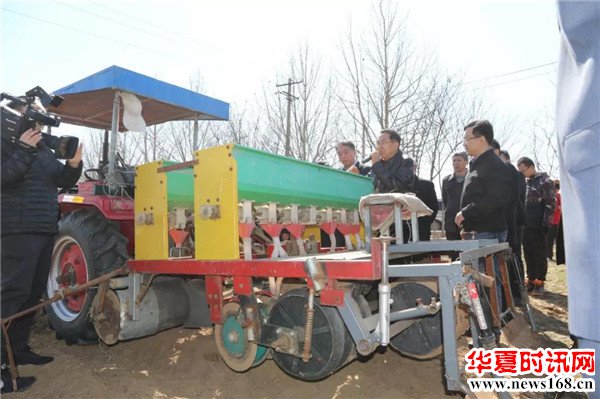 博兴县店子镇小麦高低畦栽培技术赢得省市县观摩团高度评价