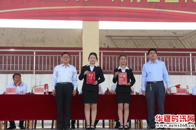 澄城职教中心副校长王成民宣读了党总支关于“优秀共青团干部、”“五四青年标兵”及“五四红旗团支部”等各类优秀的决定。