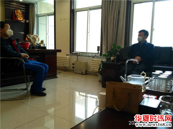 凤县组织部部长王昭远到凤县声威建材检查疫情防疫和复工复产工作