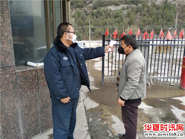 凤县组织部部长王昭远到凤县声威建材检查疫情防疫和复工复产工作