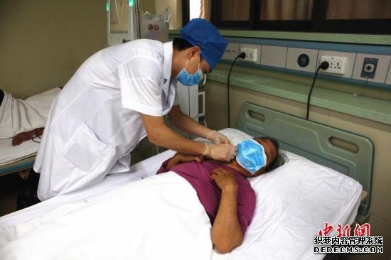 资料图：广西市柳州市工人医院血液透析室男护士李开枝在给病人做血液透析准备工作。朱柳融 摄