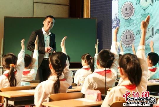 星河实验小学尹志勇老师在现场上课。