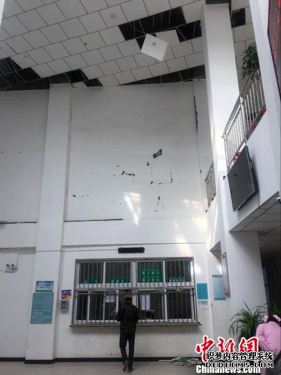 地震致塔县人民医院吊顶脱落。