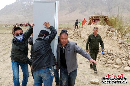 5月11日，新疆喀什地区塔什库尔干塔吉克自治县民众从倒塌房屋中转移生活用品。 中新社发 王志恒 摄