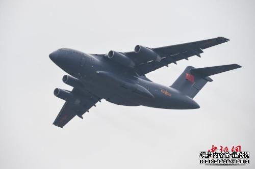 资料图：中国空军运20大型运输机进行飞行展示。 中新社记者 陈骥旻 摄