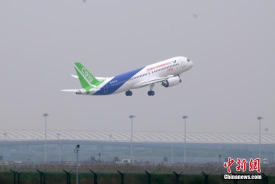 5月5日，中国首款国际主流水准的干线客机C919在上海浦东国际机场成功首飞。图为C919起飞升空。 中新社记者 孙自法 摄