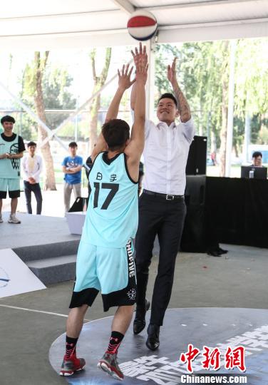 2017年全国大学生院系篮球挑战赛启动仪式10日在北京体育大学举行，前国手、著名篮球运动员朱芳雨与大学生球员的互动成为活动最大亮点。