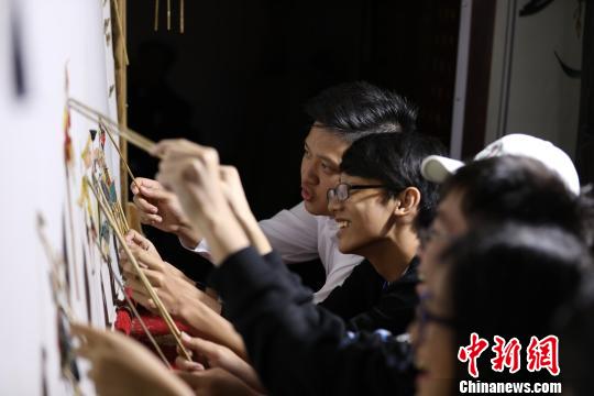 图为缅甸青少年体验中国传统皮影戏表演。　刘旭 摄