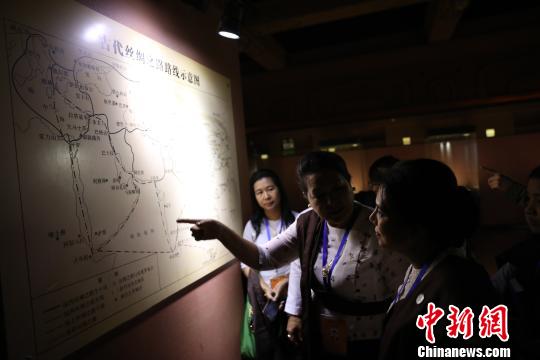 图为代表团成员在陕西法门寺内参观古代丝绸之路路线示意图。　刘旭 摄