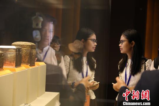 图为代表团成员在陕西法门寺内参观藏品。　刘旭 摄