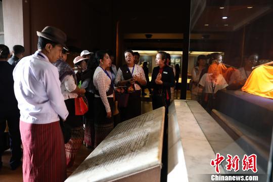 图为代表团成员在陕西法门寺内参观藏品。　刘旭 摄