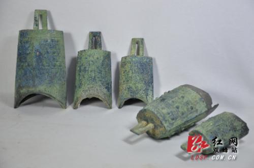 中国春秋时期为公元前770年至公元前476年，距今已有近2500年。编钟有完整器5件，残损器2件，其他碎片经拼对后为5件，共计12件。