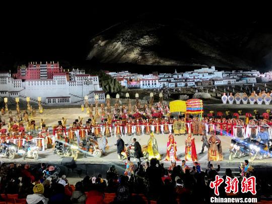 图为当晚，9辆重型哈雷摩托登上《文成公主》藏文化大型史诗剧舞台，与演员互动，引得观众阵阵喝彩。　文成公主剧场供图 摄