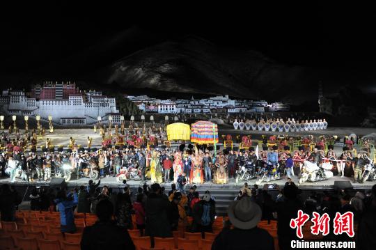 图为当晚，9辆重型哈雷摩托登上《文成公主》藏文化大型史诗剧舞台，与演员互动，引得观众阵阵喝彩。　王巍巍 摄