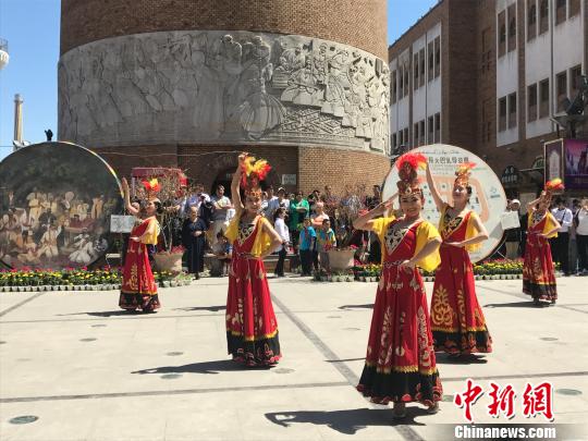 “快闪”活动中的维吾尔族舞蹈表演。　迪娜 摄