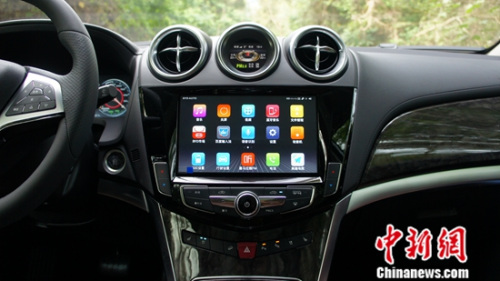 中控屏尺寸为10.1英寸触摸屏，车载系统为比亚迪CarPad系统