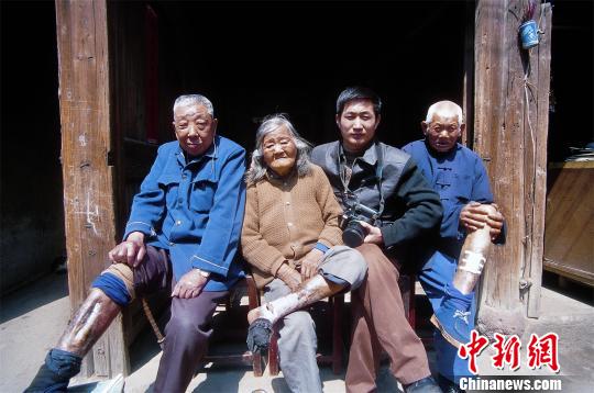 李晓方与金华市金东区的三名炭疽、鼻疽受害老人在一起 李晓方提供
