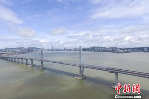 世界最长跨海大桥港珠澳大桥主体工程今日贯通　陈骥旻　摄