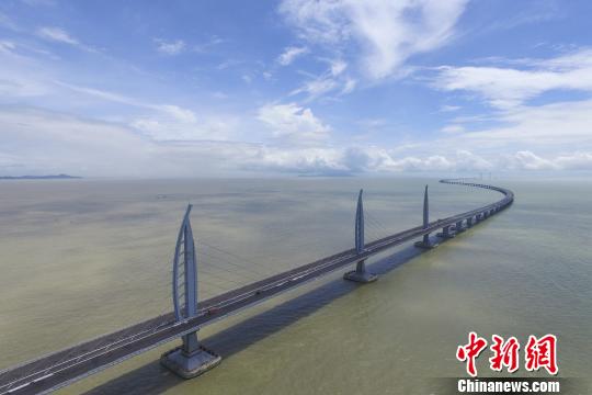 世界最长跨海大桥港珠澳大桥主体工程今日贯通 陈骥旻 摄