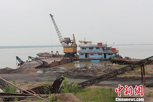 图为彭泽县长江沿岸一处非法码头。受访者供图