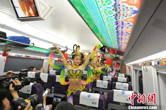 图为在宝兰高铁首趟G2028次列车上，列车员为旅客表演自编自演的敦煌舞蹈。　杨艳敏 摄