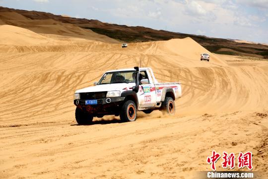 图为青海贵南第二届机车文化旅游节参赛选手正在进行沙漠汽车越野挑战赛第二赛段的比赛。　张海雯 摄