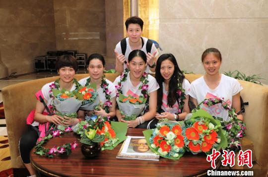 图为球迷向中国女排运动员献花，祝愿她们在比赛中再创佳绩。　龙土有 摄
