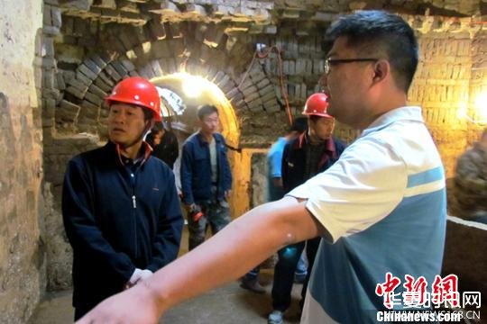 陕西省考古研究院和当地文物部门对壁画墓进行安全检查。陕西省考古研究院供图