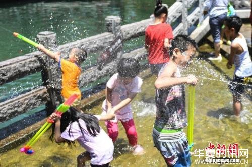 7月11日，几名儿童在山东济南“清泉石上流”池中戏水纳凉。山东近日持续高温，多地发布橙色高温预警，局部地区气温达到39℃。中新社记者 张勇 摄
