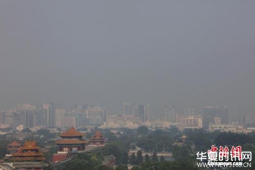 7月13日，高温、高湿度空气笼罩下的北京城区依旧处在高温黄色预警中，当日预报最高气温为36℃。 中新社记者 杨可佳 摄