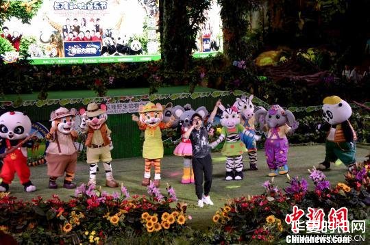 王铮亮与现场数千位家长和孩子们一起开启《音乐大师课·长隆动物音乐节》。　王华 摄