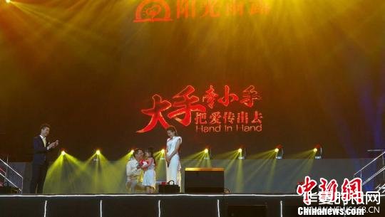 阳光雨露第二届关爱留守儿童群星公益晚会15日在广州国际体育演艺中心举行。　唐贵江 摄