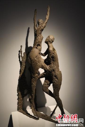 展出的中国现代雕塑家张峰青铜作品。　沈殿成 摄