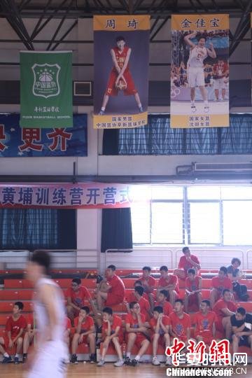 中国篮协阜新篮球学校室内篮球场内悬挂着大幅周琦照片。　沈殿成 摄