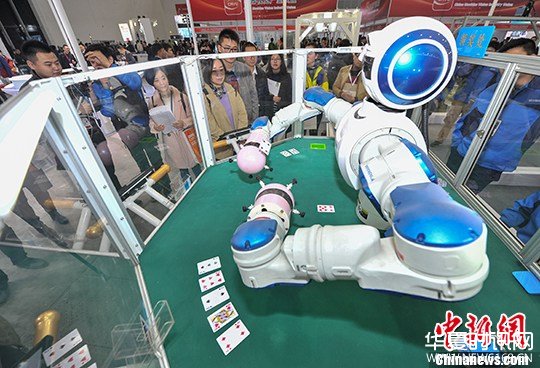 可以玩扑克牌的双臂机器人吸引众多参观者。 中新社记者 张畅 摄
