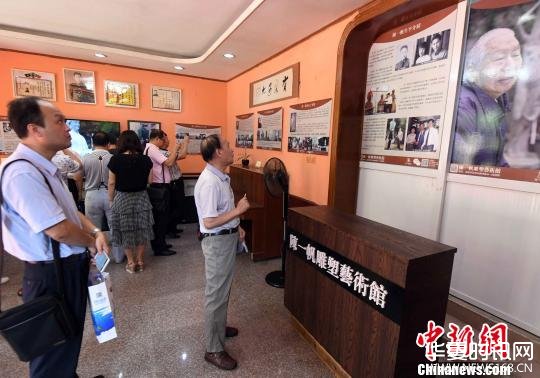 出席开馆仪式的来宾参观陈一帆雕塑艺术馆。　记者刘可耕 摄