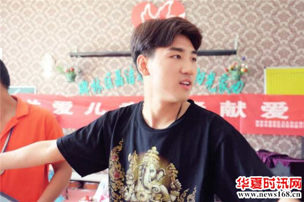 歌手谢承佑六一儿童节献爱心 看望智残儿童