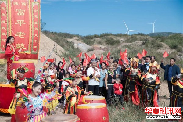 维娜在富平鼎州窑陶土原料基地和当地民众合影