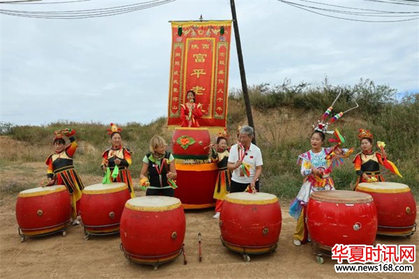 维娜在学习富平老鼓