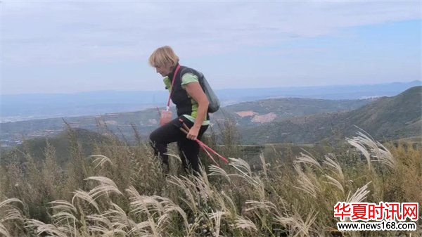 维娜徒步穿越在富平北部山道上